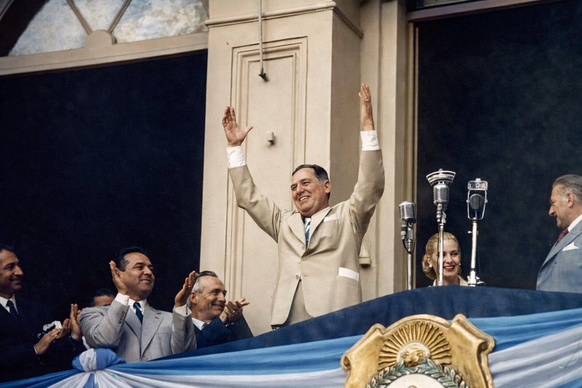La_Mazorca_1's tweet photo. El saludo que realizaba Juan Domingo Perón era el Saludo Solar: la energía vital de la Nación entregada al pueblo. Un gesto que simboliza fuerza, renovación y unidad entre líder y comunidad, elevando la dignidad y el destino colectivo. https://t.co/wyf18tkpMQ