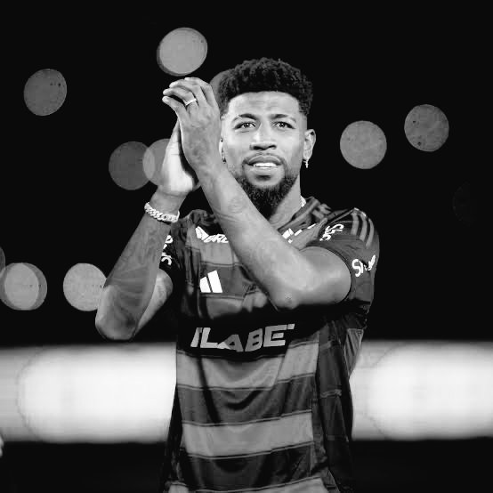 um clube de 2 bilhões de faturamento, não pode ter um lateral direito medíocre como esse no elenco.

Emerson Royal custou €9 milhões de euros, é inacreditável.

O Flamengo poderia ter a humildade e dizer que errou e rescindir o contrato.