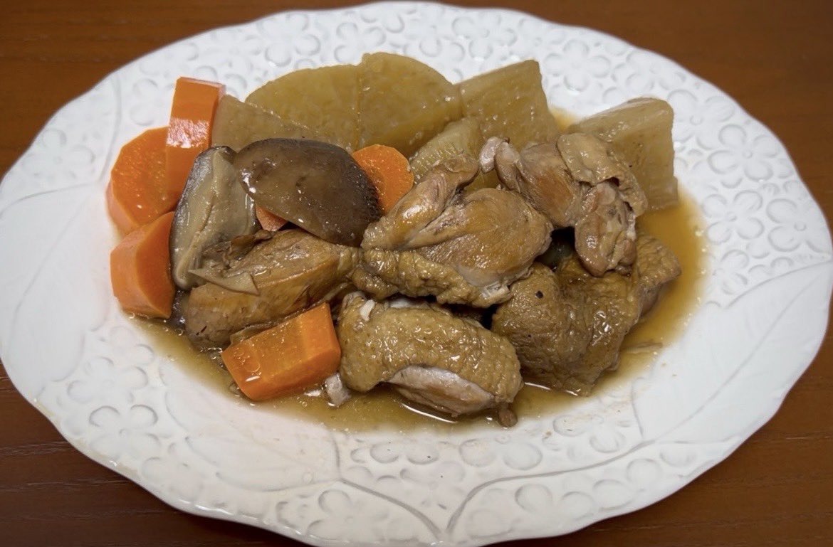 1ヶ月ほどXお休みします😴🐏FFの方も👩‍❤️‍💋‍👩そうで無い方も🕴️いつも有難うございます🙇毎日みなさまのキュートで個性豊かなポストを📮拝見するのはとても楽しいﾆｬ😸💕浮上したら✈️また応援に行きます📣🐠
薬膳料理っぽい🫕鶏肉と椎茸と根菜の紅茶煮と🫖蕪の葉にんにく炒めです🧄🫜*´꒳`ฅﾆｬ