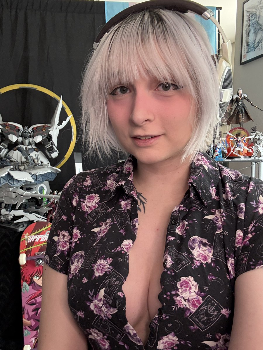 Stream Time! Our quest to get good at Tekken continues so let’s go get beat up and then maybe play Unbeatable after :3

twitch.tv/Rose_Waltz