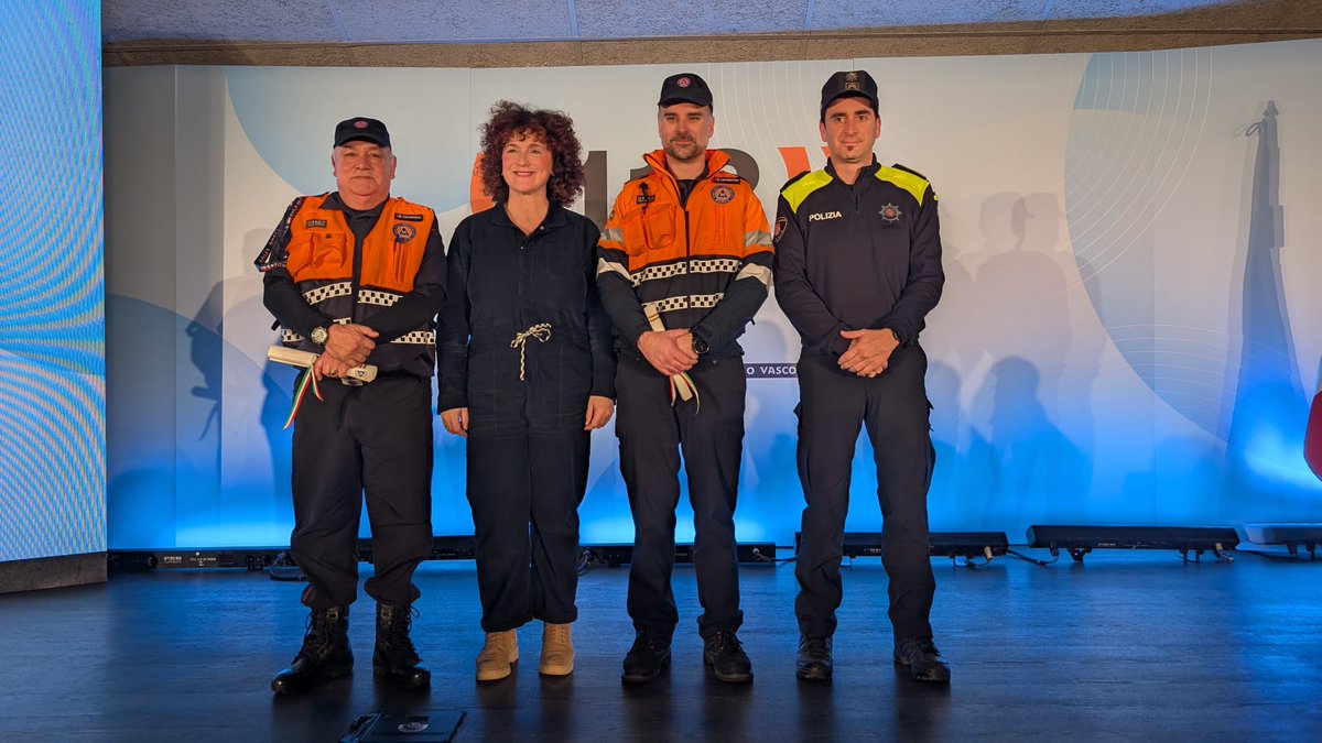 BZMungia's tweet photo. Atzo Arkauten emandako Domina eta diploma banaketan izan ginen. Mungiako 4 taldekide 10 urtez lanean egoteagaitik sarituak izan ziren.

Ayer estuvimos en Arkaute donde 4 de nuestros compañeros recibieron un diploma por sus 10 años de labor. 

@BZMungia  
@MungiaUdala https://t.co/aKUvhsyPBi