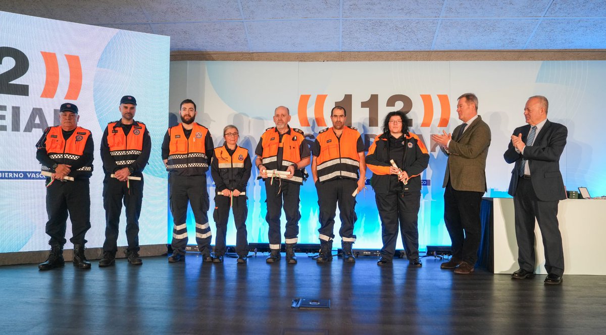 BZMungia's tweet photo. Atzo Arkauten emandako Domina eta diploma banaketan izan ginen. Mungiako 4 taldekide 10 urtez lanean egoteagaitik sarituak izan ziren.

Ayer estuvimos en Arkaute donde 4 de nuestros compañeros recibieron un diploma por sus 10 años de labor. 

@BZMungia  
@MungiaUdala https://t.co/aKUvhsyPBi