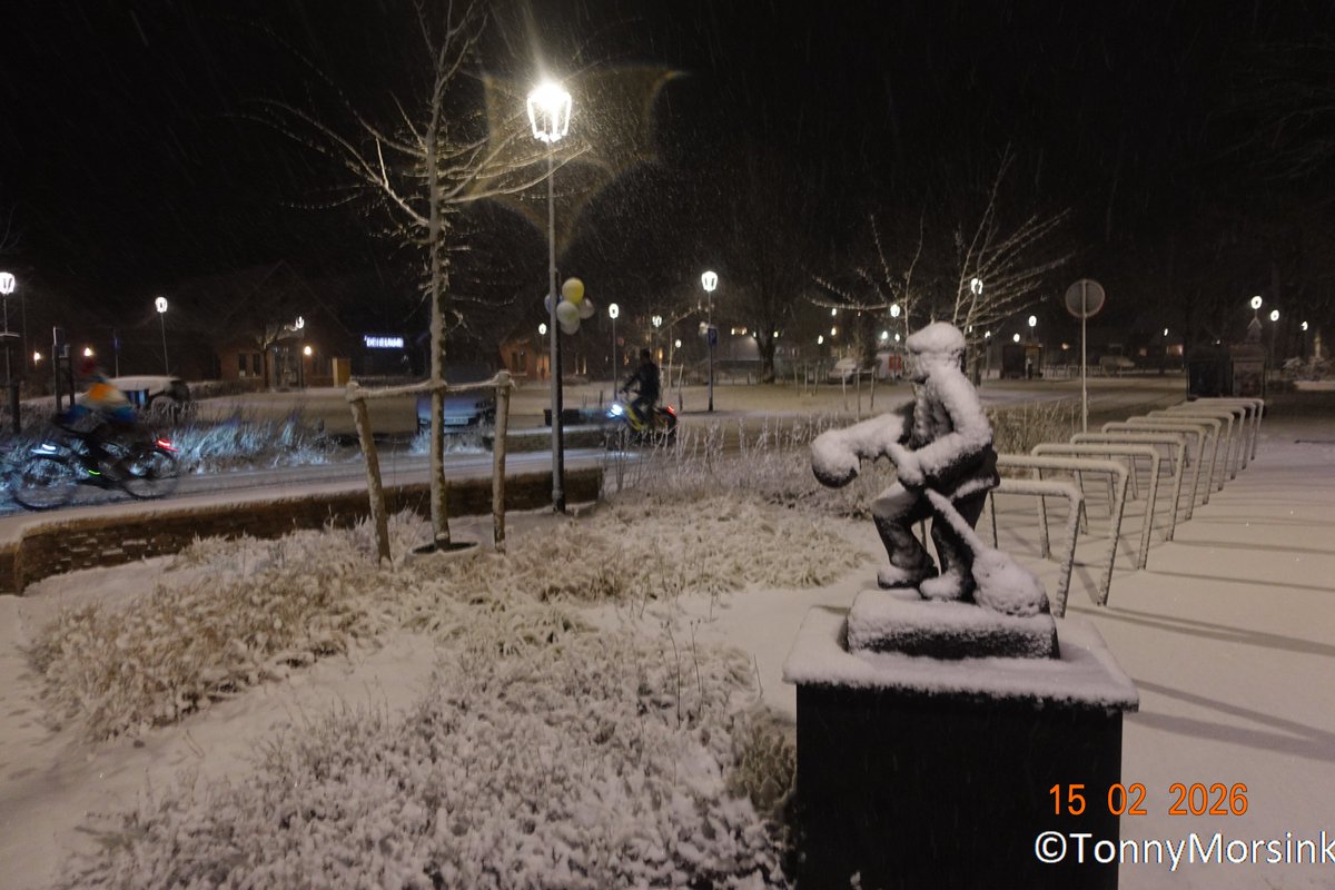 tonnymorsink's tweet photo. 2  grootheden van #DeLutte in de sneeuw #Kardoes of #Helhond en Tuffelkerlke! Alaaf!! @RTVoost @_weernl @CReppWx @janvissersweer @weeronline @BuienRadarNL @Weerplaza @jordiweerman @Alpenweerman @helgavanleur @floridiancreat1 @weerverteller https://t.co/fZamStbPyi