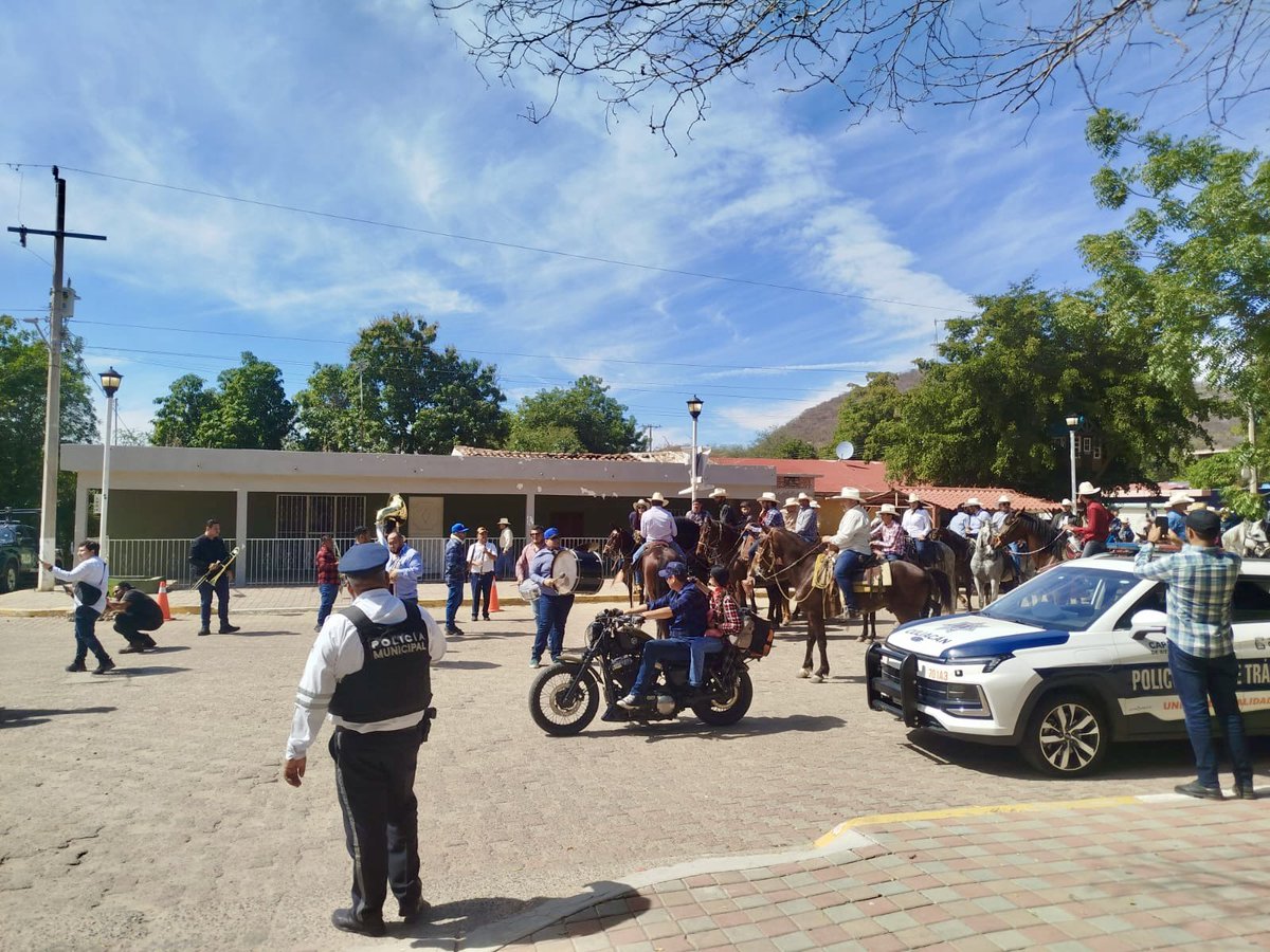 sspsinaloa1's tweet photo. Desde Mezquitita hasta #Imala, autoridades del Grupo Interinstitucional implementaron un dispositivo de seguridad con el que dieron acompañamiento a los participantes de una cabalgata. 🐎 👮‍♂️🚓

También la presencia policial, de vialidad y Protección Civil, permaneció en el Pueblo Señorial con el fin de brindar vigilancia. 

A través de este tipo de acciones, la #SSPSinaloa reafirma su compromiso de salvaguardar la integridad de los sinaloenses. 

9-1-1 para emergencias y 089 para denuncia anónima. 📱