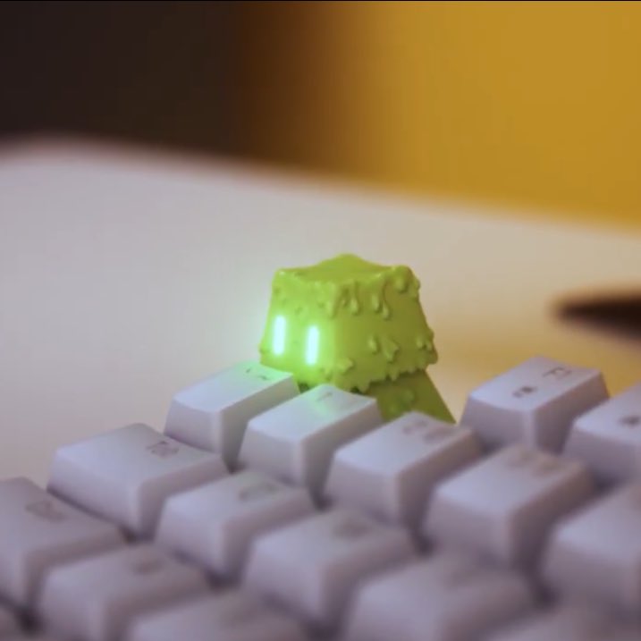 Lacy was seen wearing his FaZe Clan chain while introducing his new product “Tapcaps” 👀