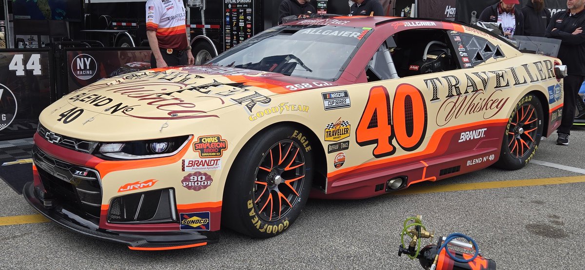 kadewitten's tweet photo. @ZachCohenFB @FB_Helmet_Guy @fashion_nfl something in the world of sports that gets overlooked is paint schemes for some of the NASCAR rides.  From he classics like the red, white and gold of the Motorcraft car to some of he more unusual color combos.  Most are far from boring! https://t.co/qhNJJuw7D2