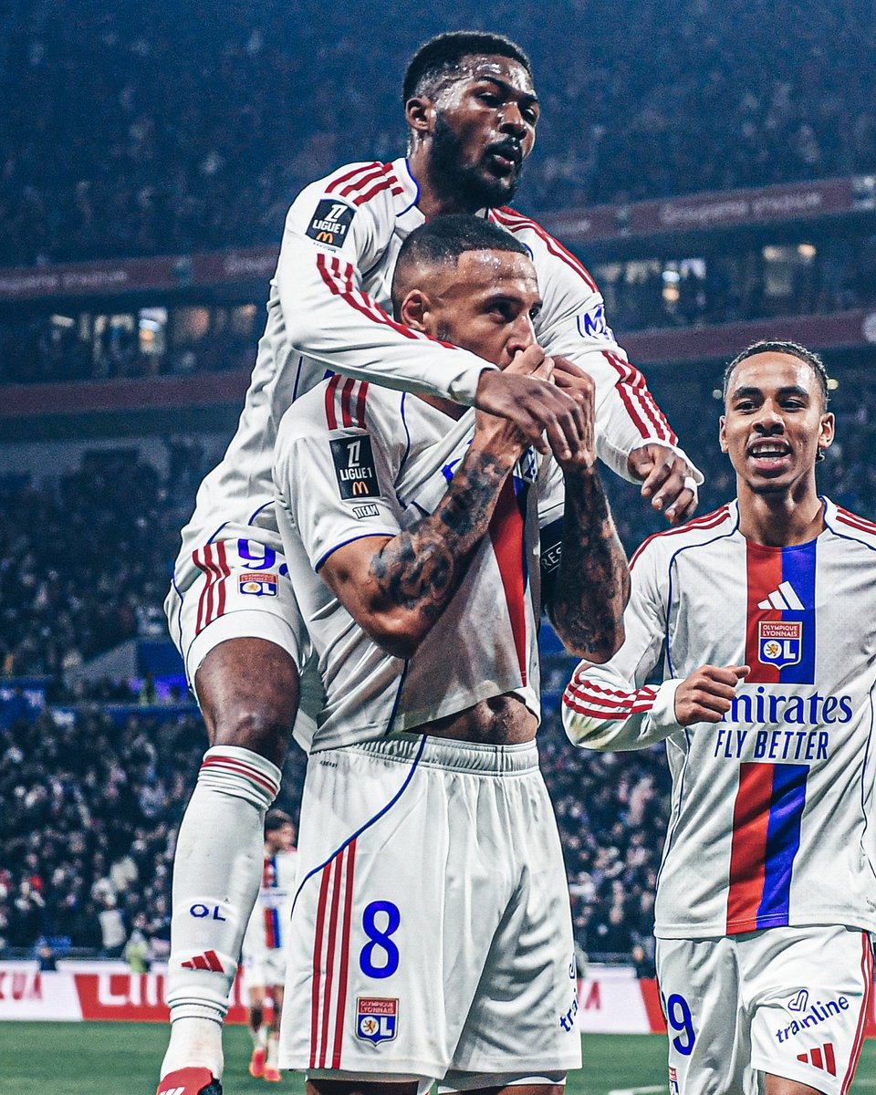 Nestr37's tweet photo. Comment on les bouffe 😂
(Nartey t’es trop fort jtm)
#TeamOL #OLOGC https://t.co/cfLLTfSFNw