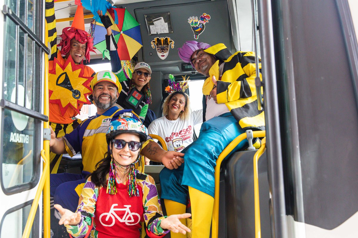 A <a href="/CTTU_Recife/">CTTU Recife</a> preparou tudo para você não precisar dirigir:

✅ Expresso da Folia com corredores exclusivos
✅ Pontos estratégicos de Táxi
✅ Áreas para Aplicativos

Aproveite a festa sem a preocupação do volante. Vá e volte com segurança! 🎭✨

#CarnavalRecife #TrânsitoRecife