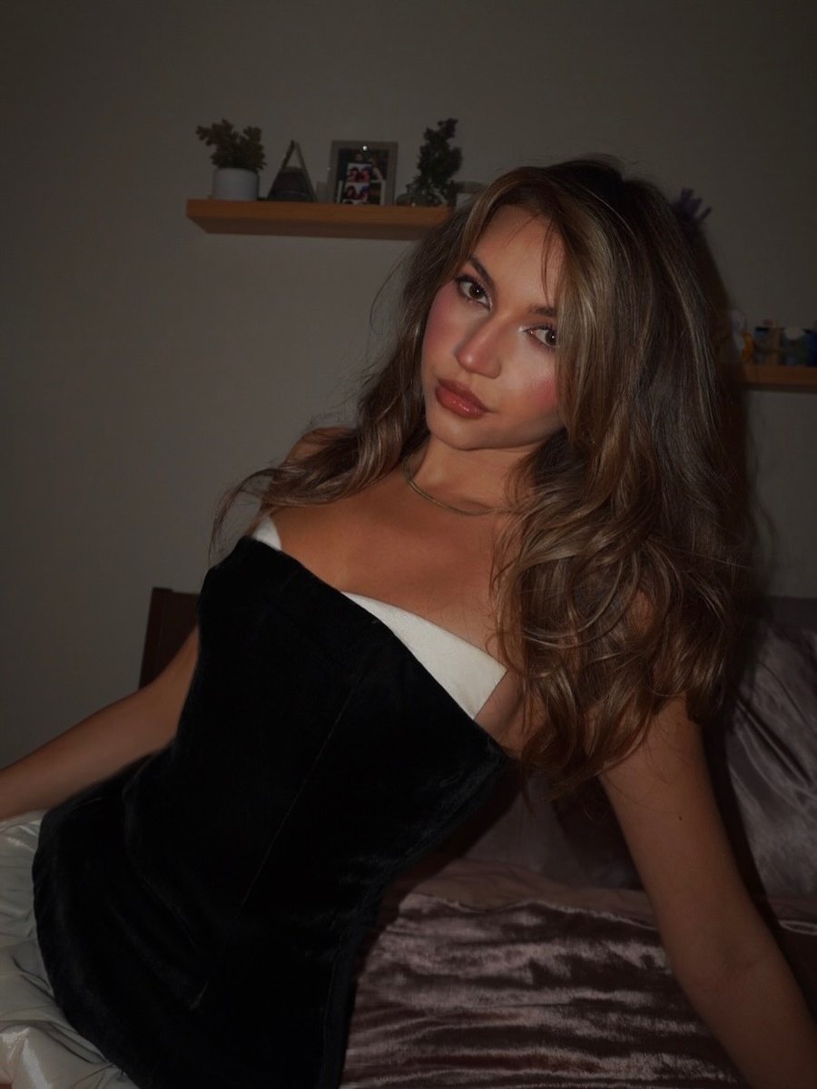 stonerose__'s tweet photo. describe me in 1 word https://t.co/IuLSEFfqY5
