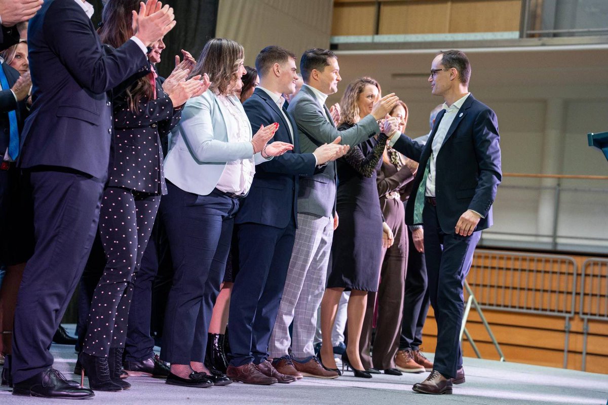➡️➡️➡️Obstaja izbira! Demokrati.

Smo v zadnjih vzdihljajih mantre, da obstajata samo dve možnosti. Zato se namesto z vsebino medijski prostor nenehno polni z enim samim vprašanjem: v čigavo vlado boste šli?
 
Hitri prsti po X-u širijo:
Omogočili boste vlado Roberta Goloba!
Ne,