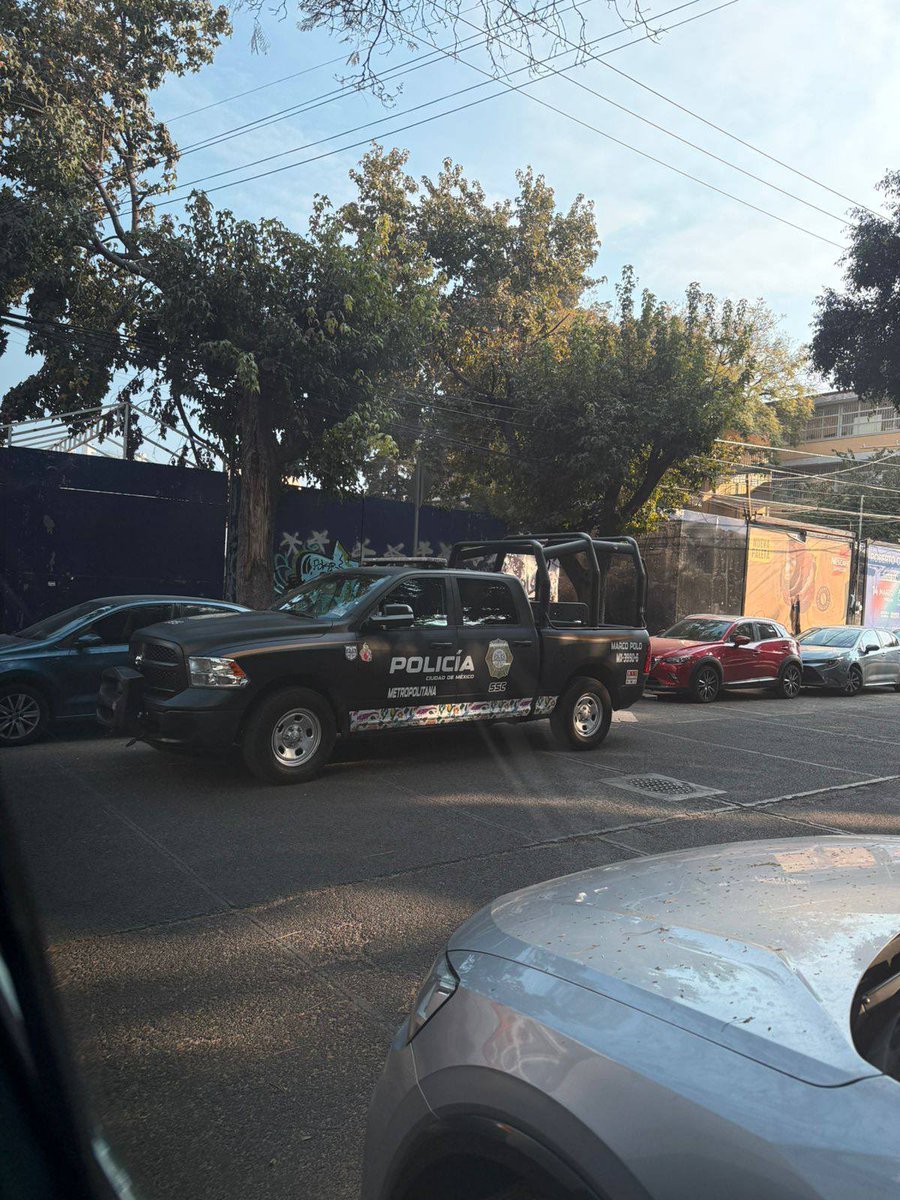 JustinoMoral's tweet photo. Miren nada más.

Mientras todos los días matan a 11 mujeres, este travesaño hijueputa tiene escoltas de la policía capitalina.

Sí, un enfermo mental que cree que es mujer, está por encima de las mismísimas mujeres.

Me refiero a ti @DianaSanchezBar, un ex presidiario protegido por Morena y el régimen. 

¿Por qué estos privilegios? ¿Por qué lo permitimos? ¿Hasta cuándo vamos a despertar?