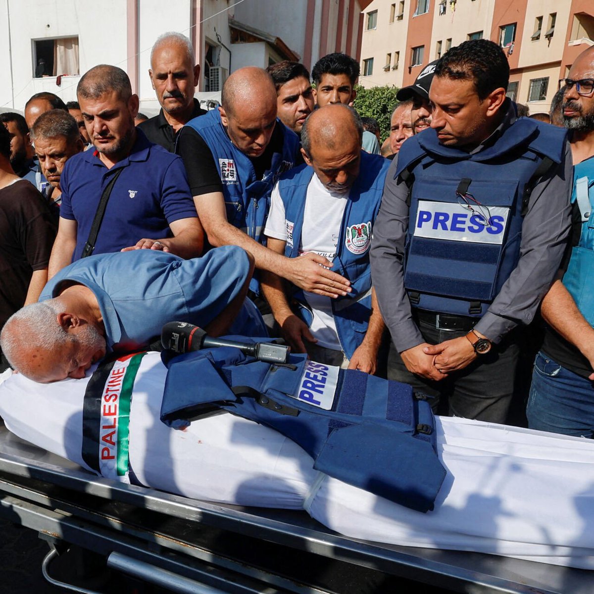 Kyrie Irving rocking a Press shirt at an event today showing his respect for the Palestinian press killed by Israel. 

1of1

🤞🏾