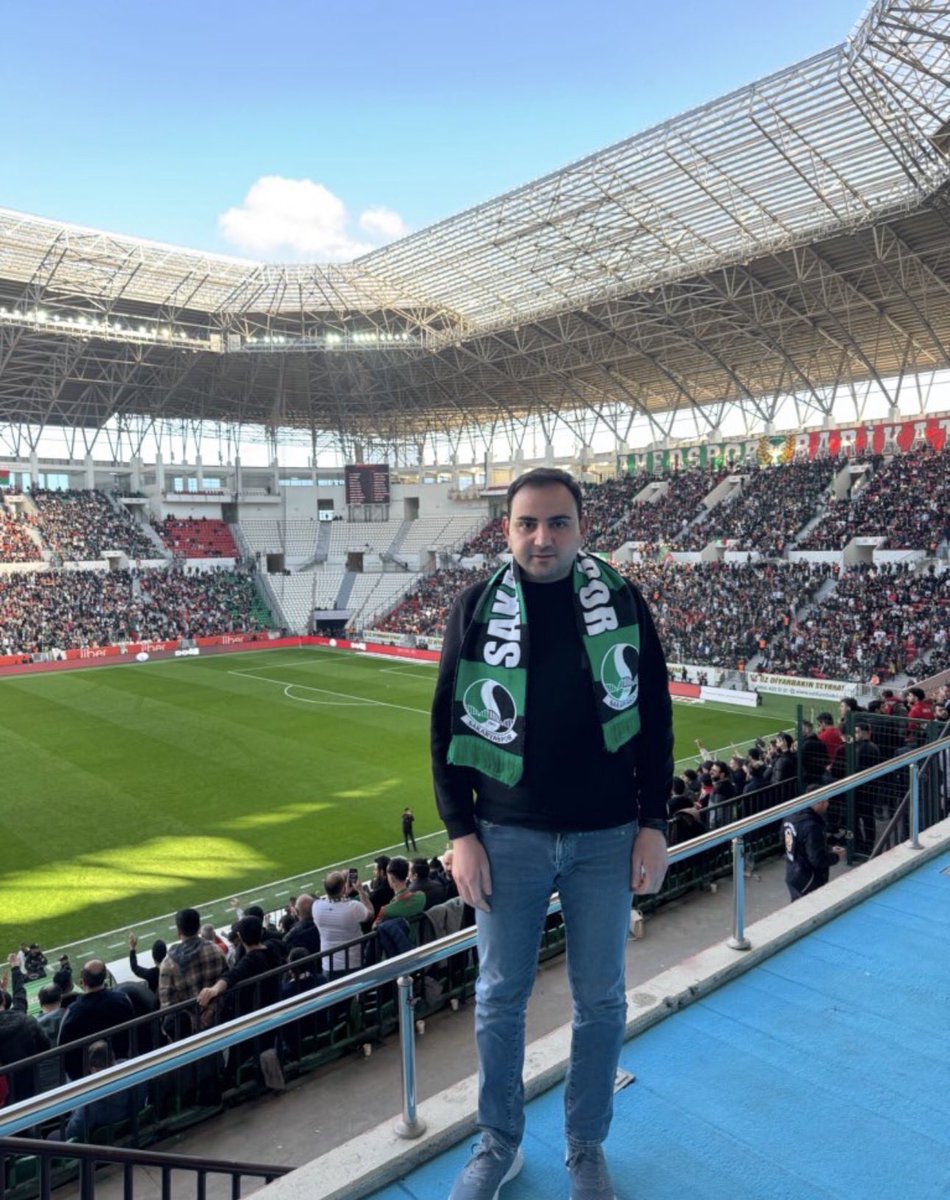 Kanunlar hepimize lazım
Sayın kaymakam bey 
Kanunların size vermiş olduğu protokol hakkına  diyeceğimiz yok ama 

Protokol kültürü diye birşey var
 
Taraftar olarak geldiyseniz eğer
Hatırlatmak isterim ki bu maçta taraftar yasağı vardı