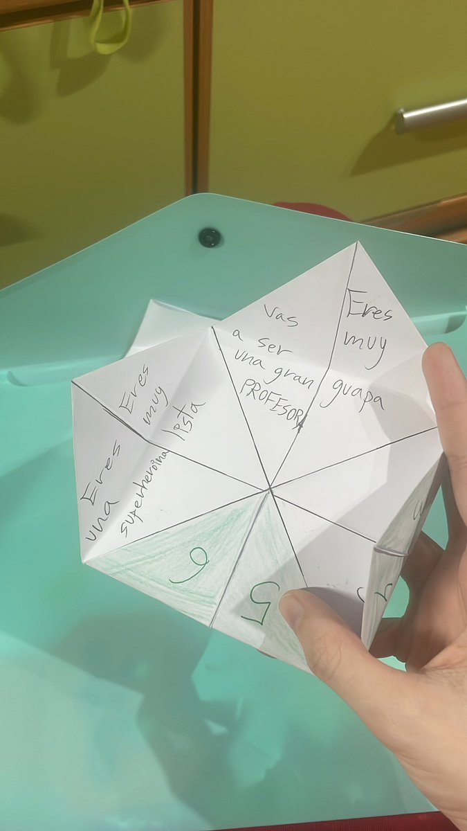 grabando el último vídeo de las prácticas he caído en que una niña me dijo, “en cada número hay una frase sobre cosas tuyas, léelas luego” y se me pasó cuando vi todos sus dibujos y cartas. Ha sido verlo y me he puesto súper ñoña, he estado con ellos solo 3 semanitas pero puf 🥺