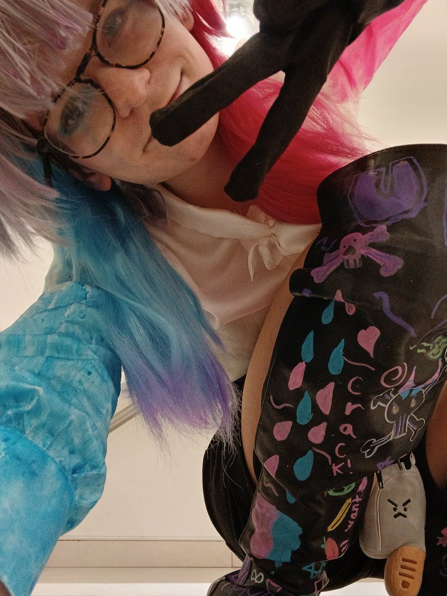 Jinniasaurus's tweet photo. "I just got one thing to say...HONK HONK HONK"
Here is my bettel cosplay with my crazy funky shoes! #bettelful #gavisbettelcosplay https://t.co/E4PKuxdYf2