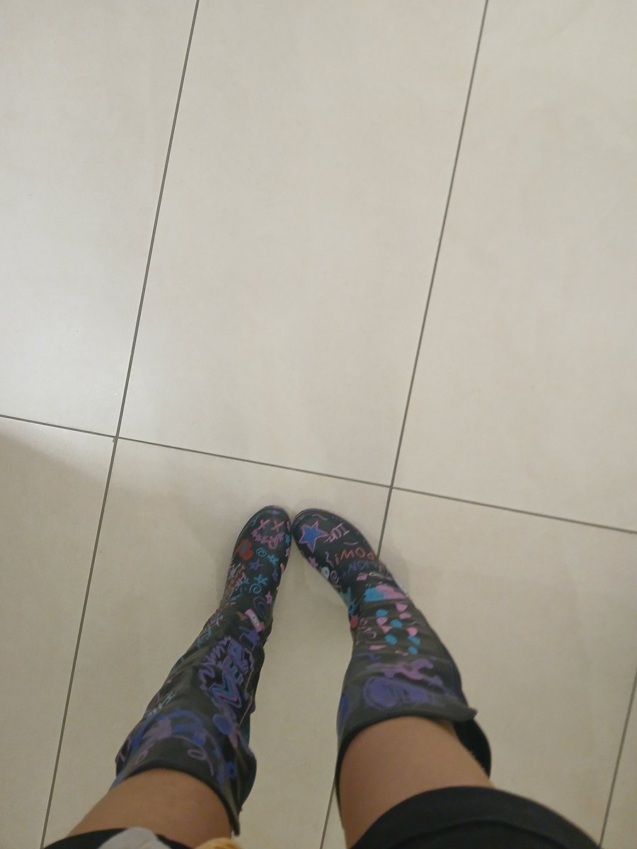 Jinniasaurus's tweet photo. "I just got one thing to say...HONK HONK HONK"
Here is my bettel cosplay with my crazy funky shoes! #bettelful #gavisbettelcosplay https://t.co/E4PKuxdYf2