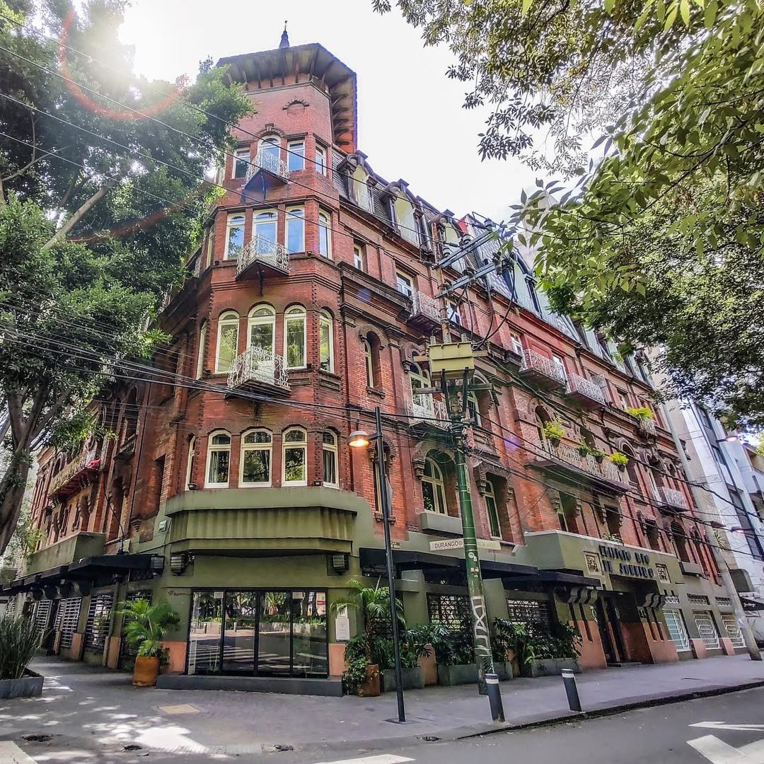EspirituCurioso's tweet photo. Te voy a decir algo que probablemente has caminado frente a este edificio… sin saber que es uno de los más raros de la ciudad.

En plena Plaza Río de Janeiro, en la colonia Roma Norte, se levanta el Edificio Río de Janeiro 54. Su torre puntiaguda, sus balcones curvos y sus detalles ornamentales parecen más propios de Bruselas que de la Ciudad de México.

Y no es coincidencia.

Fue construido a inicios del siglo XX, cuando el Porfiriato impulsaba una transformación urbana inspirada en Europa. La Roma era el barrio elegante, diseñado para la élite que quería vivir con estilo francés sin salir del país. Este edificio es resultado directo de esa aspiración: mezcla de art nouveau y eclecticismo europeo adaptado al contexto mexicano.

Pero lo interesante no termina ahí.

Tras la Revolución y, sobre todo, después del sismo de 1985, la Roma perdió su brillo aristocrático. Muchas casonas quedaron abandonadas o deterioradas. Este edificio sobrevivió a esa etapa, fue habitado, transformado y hoy se mantiene como uno de los íconos silenciosos del renacimiento de la colonia.

No es un palacio.
No es un museo.
Es un edificio habitacional que ha visto pasar más de un siglo de cambios sociales, terremotos, migraciones internas y modas urbanas.

Muchos lo fotografían por su estética “europea”.
Pocos saben que es testigo de cómo la Ciudad de México ha querido reinventarse varias veces a lo largo de su historia.

Y eso lo hace mucho más interesante que cualquier comparación. 🏙️
📸 IG: francisco.ferraez