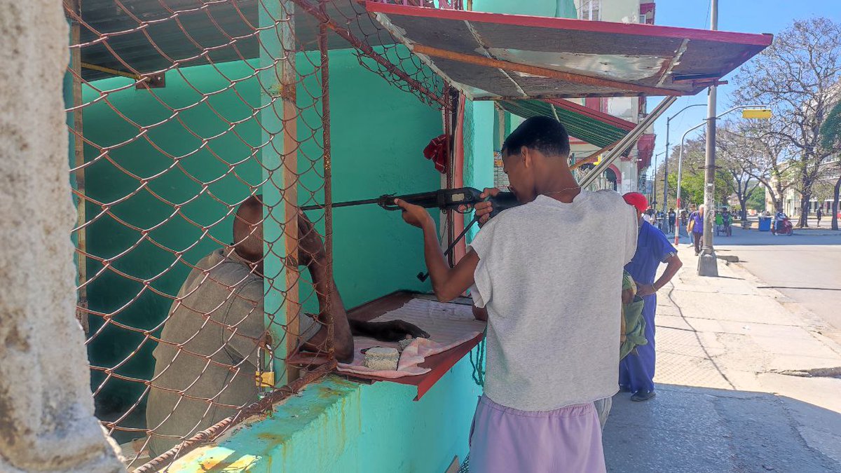 En fotos, mi periplo de ayer y hoy, que va desde la venta de banderas de #EEUU en el Cotorro, La Habana, pasando por las ruinas del ISDi con el rostro de Karl Marx delante... hasta el hotel Saratoga y el joven que practica tiro en una ciudad bombardeada por la desidia. #Cuba