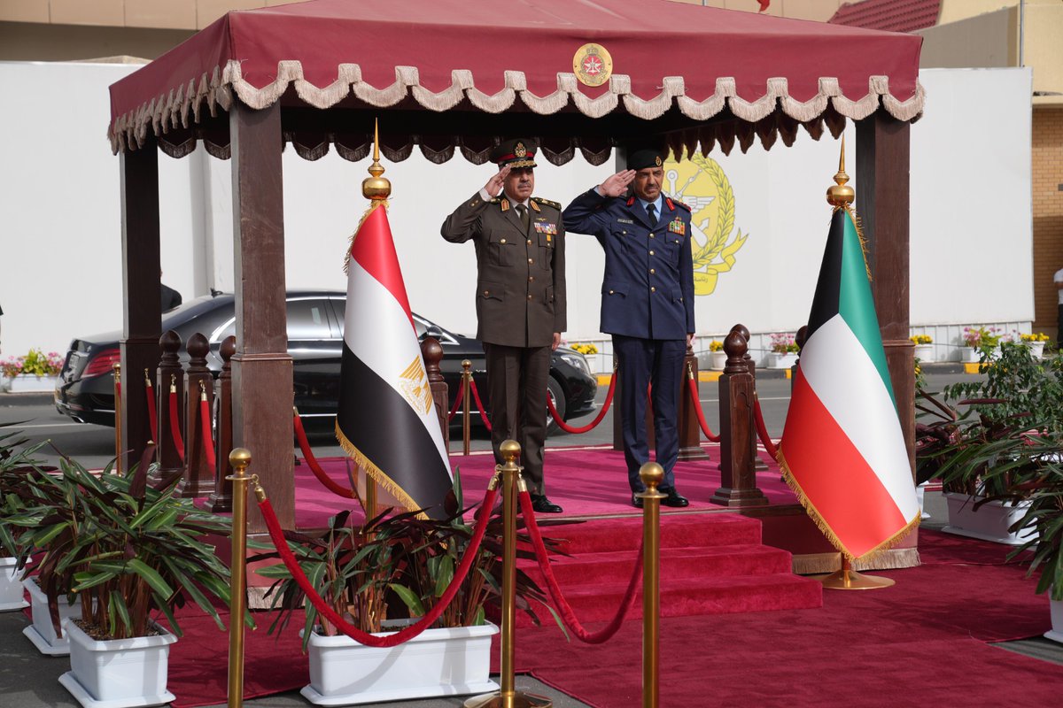OSINT_MASR's tweet photo. During the Egyptian Chief of Staff's visit to Kuwait, he discussed mutual interests, especially military aspects, and cooperation between the armed forces of both countries.
#BreakingNews #Egypt #Kuwait #MilitaryObserver https://t.co/4RleXfWmoT