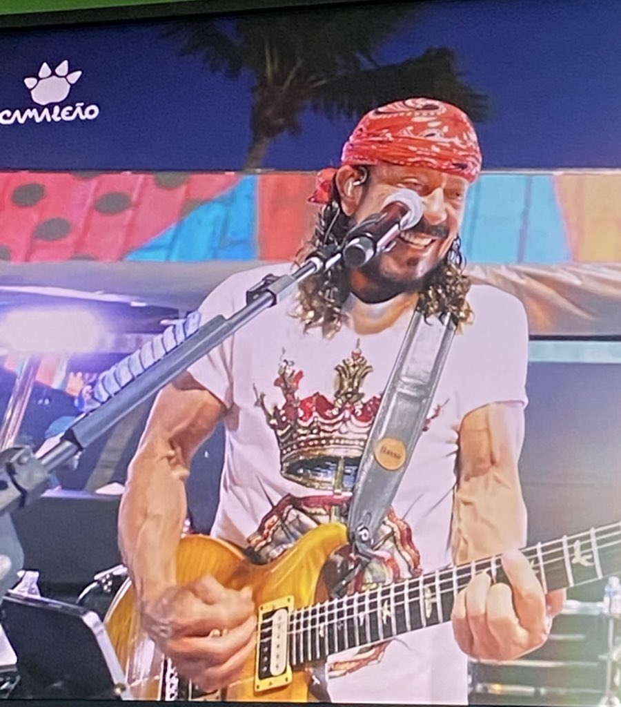 Poha! Oia as veias do Bell. O cara com não sei quantos anos, agitando a multidão e fora que não perde a graça as músicas dele. Melhor que muitos!
#camaleao #carnavaldesalvador #bellmarques