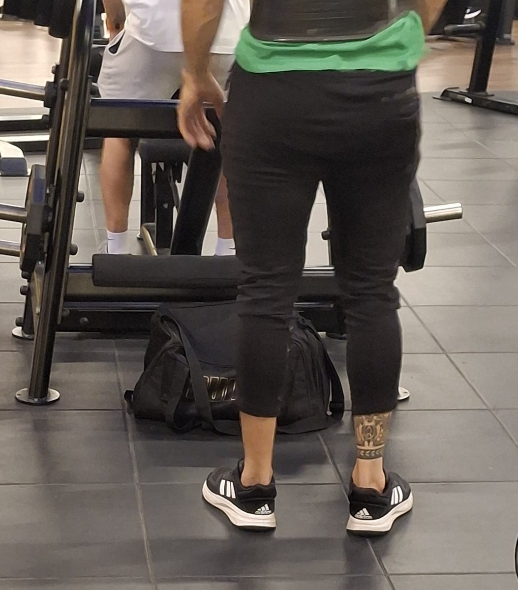 Rico culo 🍑😋 en el gym este man esta rebueno, uff severo cuerpo piernas, brazos y culo uff y es lindo para rematar uff 😋😋😋
#gymbros #gay #gymgay #culosgay #chudai