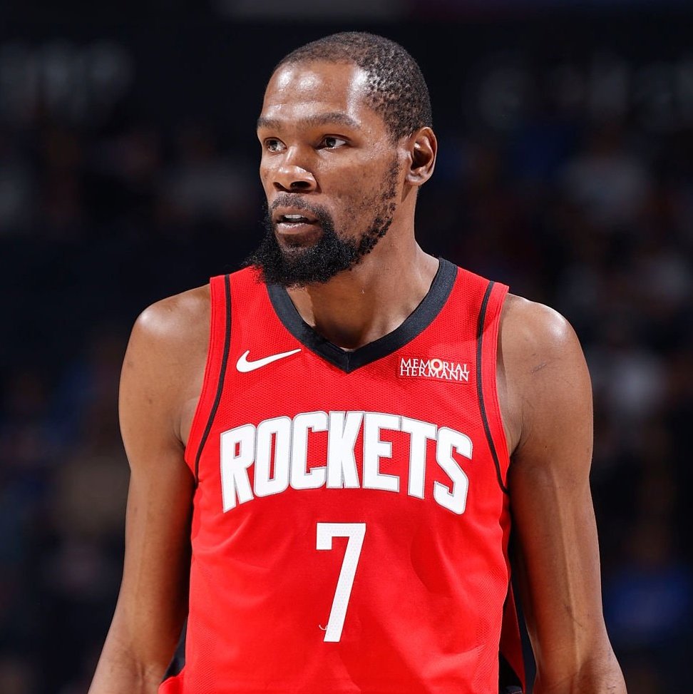 Algumas supostas falas do Kevin Durant nas contas fake dele no Twitter:

— "O franchise player do Rockets (Sengun) não sabe arremessar nem defender."

— "O Jabari Smith é retardado."

— "O Steve Kerr não gosta de preto desde que o Michael Jordan deu um murro na boca dele."

— "Se