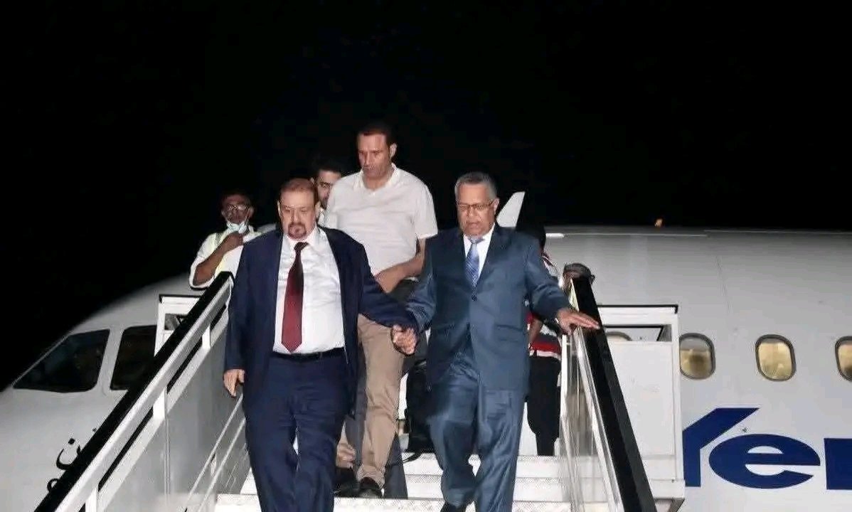 🛑 💢 #عاجل_وهـــــــــام 💢 🛑
وصَل أعضاء الحكومة الجديدة
مع رئيس النواب والشورى
والوزراء لمزاولة اعمالهم من داخل الوطن

الى العاصمة المؤقتة #عدن
بشارة خير نتمنى لهم التوفيق والنجاح الدائم
شكراً فخامة الرئيس رشاد العليمي

#الضالع