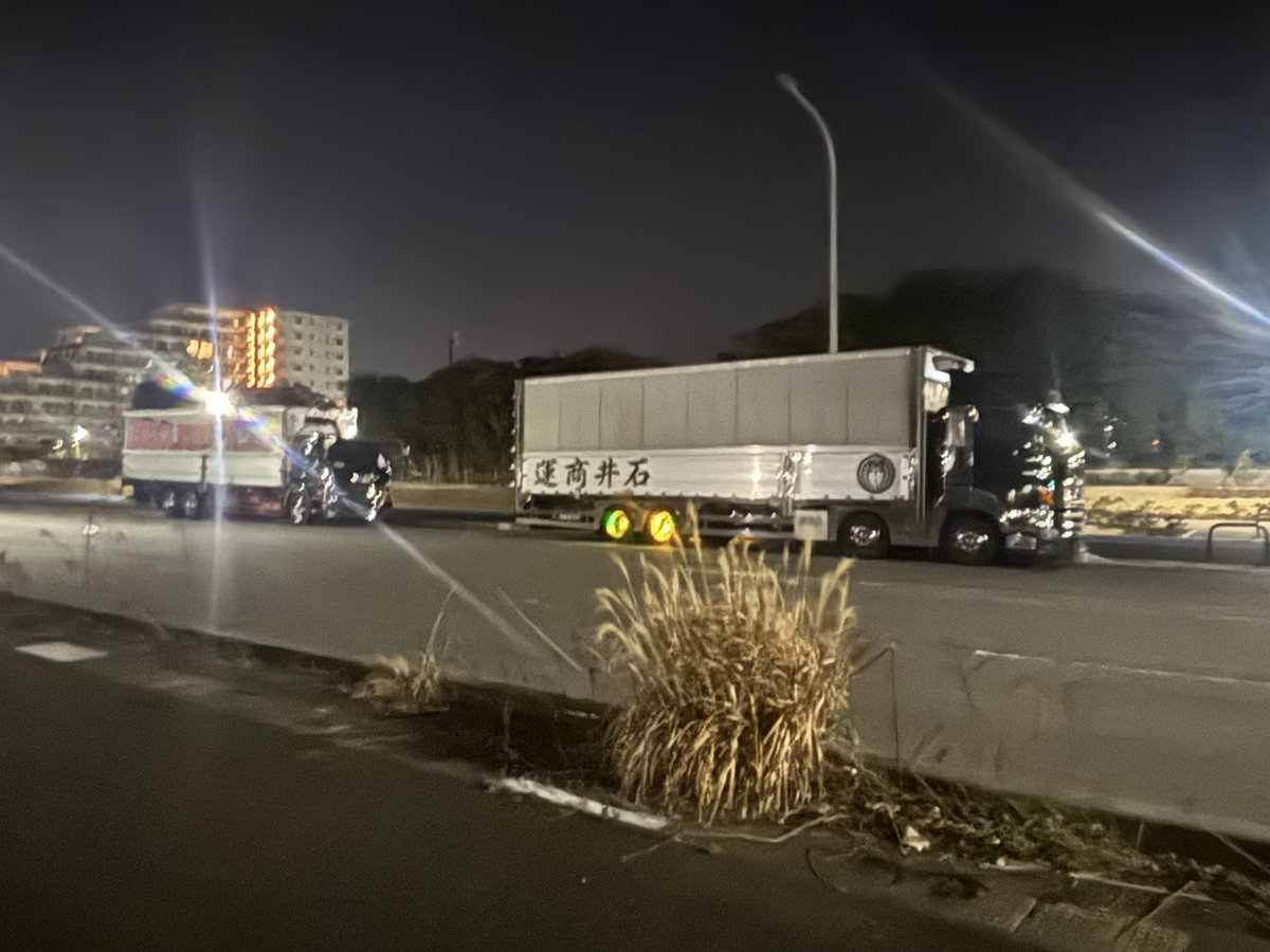 ShinFighter's tweet photo. 本日の朝のトレーニング🏃‍♂️
してたら、久しぶりにデコトラをパチリ📱

大型車トラックの🚚、
箱型ウイング車2台！！

ご苦労様です🙇‍♀️😊👍

#デコトラ https://t.co/l8rb0D5OtJ