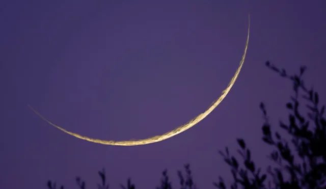 SaudiNews50's tweet photo. ظروف استثنائية لترائي هلال رمضان يوم غدٍ الثلاثاء:

•دقيقتان أو ثلاث لا تكفي لرؤية الهلال يوم الثلاثاء:

•مكثه القصير بعد الغروب لا يسمح برؤيته بوضوح.

•الهلال يكون منخفضًا جدًا قرب الأفق، وغالبًا لا يُرى إلا في أقصى ��لمناطق الغربية.

•أقل مكث سُجلت معه رؤية فعلية كان نحو 5 دقائق أو أكثر.

•من المتوقع ووفق معايير الرؤية أن تكون بداية رمضان يوم الخميس عند ثبوت الرؤية.
 
(المختص عبدالله العصيمي) 

-