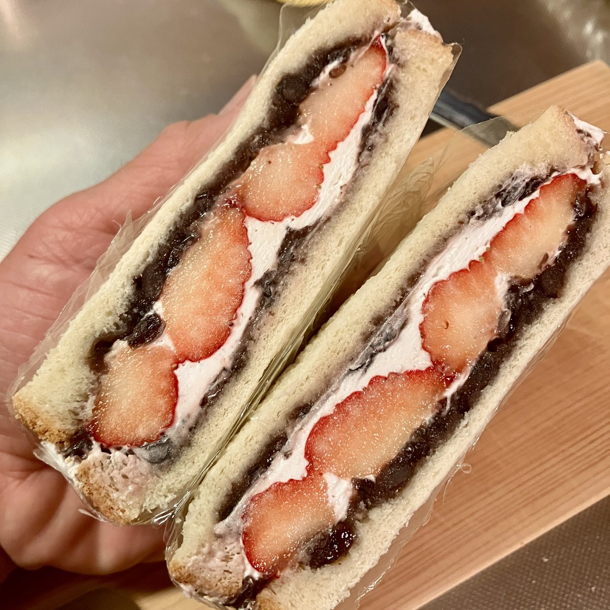 昨晩仕込んでおいた、つぶあんホイップいちごサンド🍓
朝からテンションを上げていくのだ

（でもカロリーや脂質が気になるから豆乳ホイップを使用）