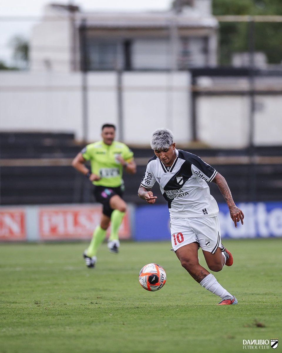 DanubioFC's tweet photo. Le pegan al habilidoso. https://t.co/FS1j6hI8Qp