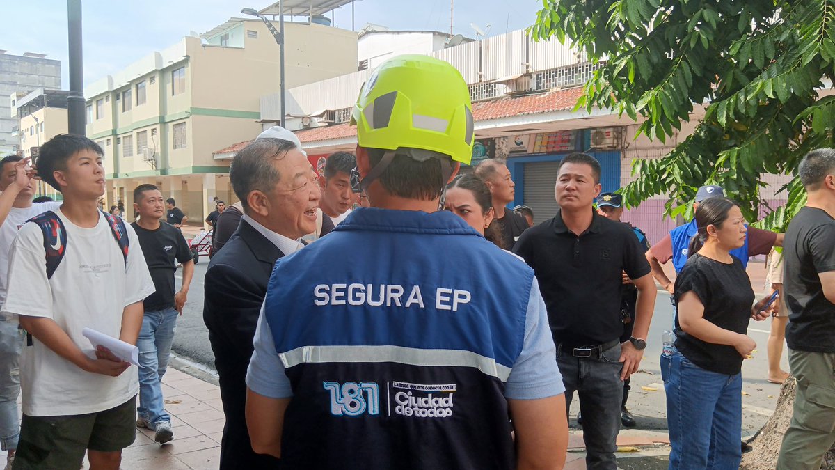 segura_ep's tweet photo. ¡Estamos aquí para ustedes! 

Nuestro equipo de #SeguraEP está en territorio junto a Gao Zhenting Cónsul General de China, escuchando y apoyando a los vecinos de Chile y Sucre afectados por el incendio. 

Priorizamos su seguridad y bienestar.
#CiudadDeTodos https://t.co/wy2y7ODsiw