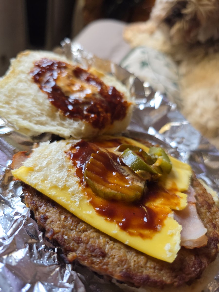 loquijazz's tweet photo. Las pinches porquerias que me mandaron y q no pedí así (4 quesos y otra con tocino y piña) y @DiDi_Mexico "resuelve" y reembolsan $5 ... DEL NABO!!! @Profeco como procedemos? @didi https://t.co/C8mzEfpTkI