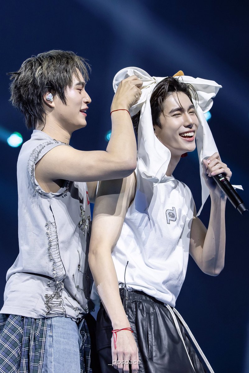 วันนี้คอนวันที่ 3 กะจะชมว่าวันนี้ภูวินทร์หล่ออยู่นะแต่มาเจอเซ็ตโคตรโบว์นี้ไปก่อน… กุนี่อร้ายยยย 🤩🤩 ลูกกูสวยเหมือนเดิมเลยค่ะ สวยชิบหาย สวยที่สุด!! น่ารักค่ดๆ ภูวินทร์งดงามเจิดจรัสรัศมีเปล่งประกายมณีส่องแสงหยาดพิรุณโปรยปรายน้ำค้างกระจ่างใสส่องสว่างเรืองรองเหนือใต้หล้า