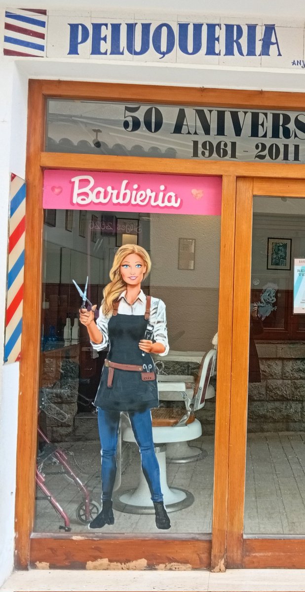 theColorofCrist's tweet photo. Bar(bie). Barbieria💈. #Carnaval2026 #Barbie #carnavalSitges #Carnival #Sitges #barbershop #barbers #barberia #peluqueria https://t.co/6NPqRympjV