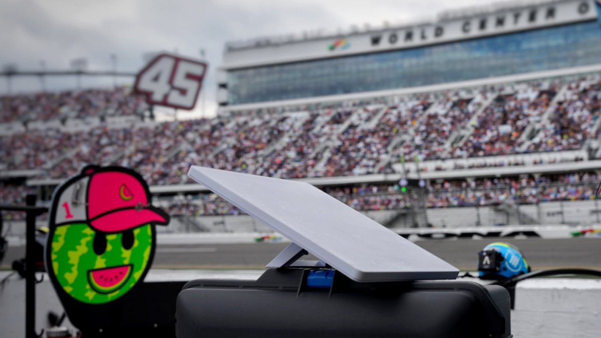 TeamTrackhouse's tweet image. High-speed internet for our high-speed chess match. 

@Starlink keeps us connected at every track.