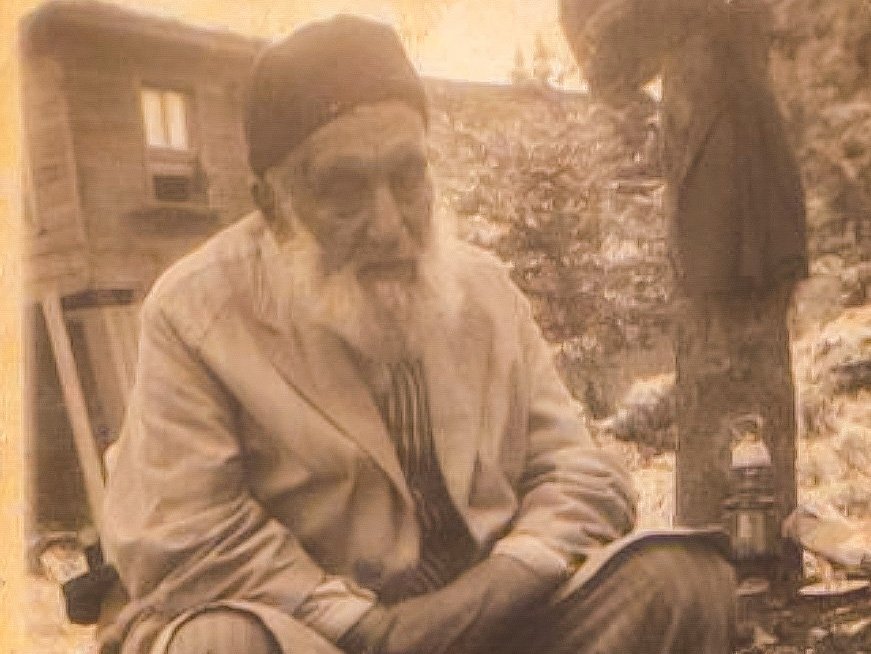 📌 "Şehrin bir köşesinde bir kimse açlıktan ölse, diğer köşesinde ise birinin cüzi miktar zekat borcu kalsa, kâtil olur..."

Seyyid Abdülhakîm Arvâsî
Hazretleri