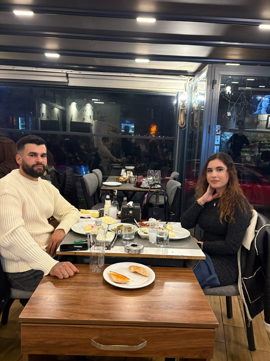 Nazelmasguler's tweet photo. Sevdiğin adam,
Zirvede de olsa,
En dipte de olsa,
Elini bırakmayacaksın
Biz aileden böyle gördük.🤍 https://t.co/kDj78nvUsD