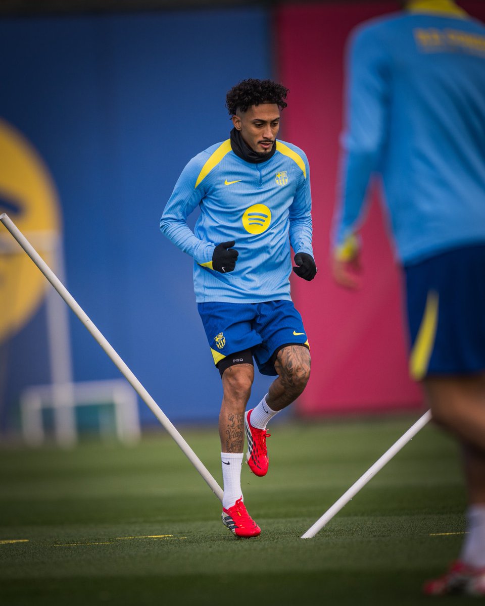 SecteurRM_'s tweet image. 🗣️ Vinicius à propos des joueurs hors Real Madrid avec lesquels il s’entend bien : 

"Y’en a pas mal. Je parle beaucoup avec Szoboszlai, lui et moi on se connaît depuis qu’on est jeune.

Il y a aussi Paqueta, qui est mon meilleur ami dans le foot. Il y a aussi Raphinha ou encore…