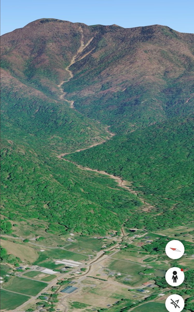 AllPhilsFault's tweet image. Burly mission up what may be Helene’s longest debris flow…2.95 miles or so, dropping 3,000 ft. This one stayed in Nat Forest and hurt no one. Upper part is dramatically steep, and the whole thing initiated with a small landslide of a thin sheet of soil atop bedrock at 5,700 ft.
