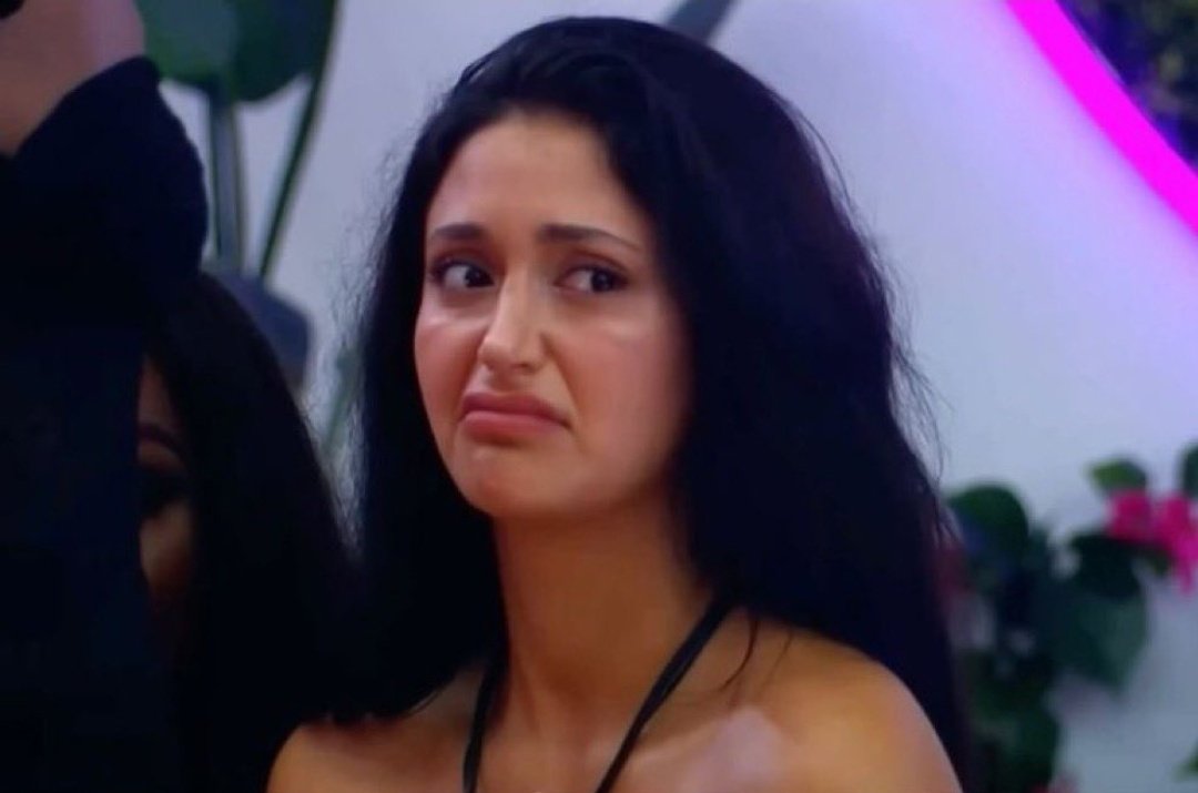 Nasibu12fkcn3's tweet photo. Moody self centred Belle strikes again 
#LoveIsland #LoveIslandAllStars https://t.co/YJNc2DQLJu