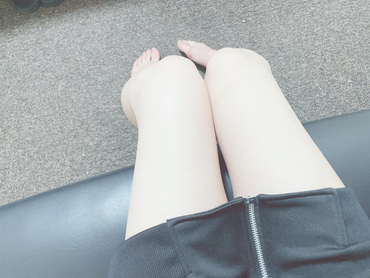 A57360A's tweet photo. もうクタクタで毛玉だらけな靴下買ってくださる方いませんか？3日履きで1500円です🥹💕

#下着売ります #パンツ売ります #下着販売  #下着売り子 #パンツ売り子 #下着手渡し #断捨離 #私服売ります #私物売ります #風呂キャン女子 #金欠女子 #靴下売ります #脚フェチ https://t.co/TGezxAUCGy
