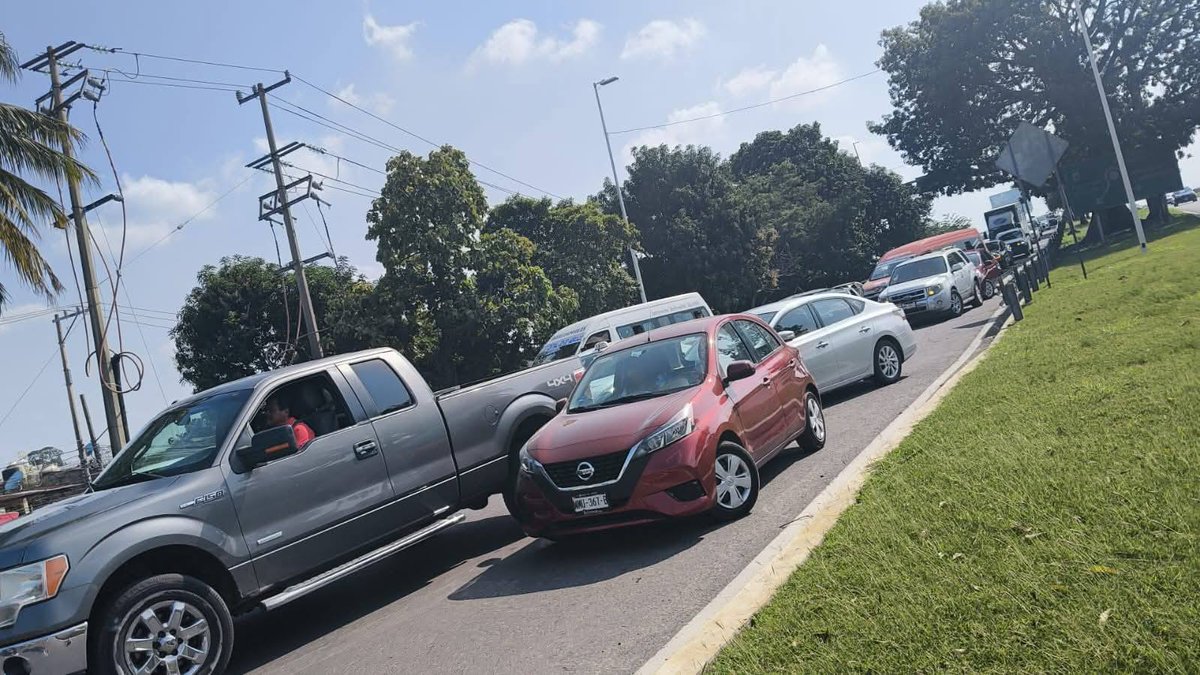 enlace_tabasco's tweet photo. #CaosVial
Un grupo de personas mantiene cerrado el puente La Pigua a la altura de #Indeco en Ciudad Industrial, en dirección a la carretera #Villahermosa-#Frontera.

Denuncian que no tienen energía eléctrica, por lo que hacen un llamado urgente a la #CFENacional. https://t.co/ZgnwiMR9MS