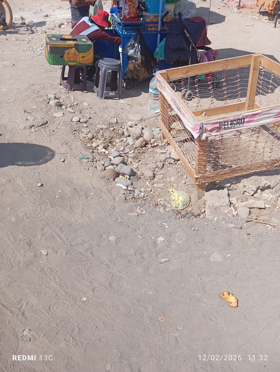 davroj's tweet photo. Que pasa con el gobierno, que no arregla estos trabajos ni fiscaliza, los Jueves se instala la feria y no se puede ni caminar la tercera edad @DPRAricayP @MTTArica @FronteraNorte15 @CarabArica https://t.co/ZQu4fIZffD