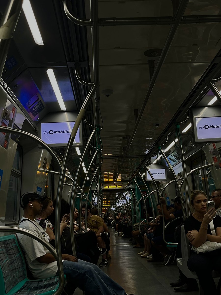 Só o carnaval mesmo para fazer eu pegar o trem assim 😬 <a href="/Linha9Esmeralda/">Linha 9 Esmeralda</a> <a href="/DiariodaCPTM/">Diário da CPTM</a>