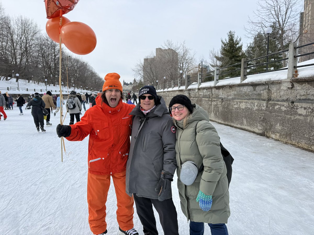 jasontrimble's tweet photo. Look who we ran into on the canal today! @LiVE885fm Thanks for the chocolate! https://t.co/JfO2VFUp01