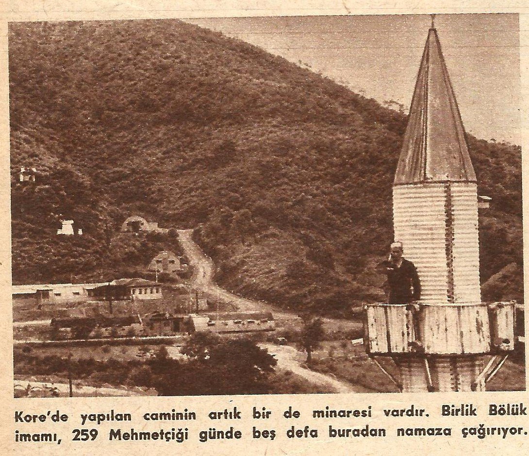 RusenPress's tweet photo. Güney Kore'de Müslüman olan 1 Koreli, ilk iş olarak cami inşa etmek amacıyla arsa satın aldı. 

Caminin inşasında bizzat çalıştı. Camide kendisi namaz kıldırmaya başladı. https://t.co/MzC7hbDLZx