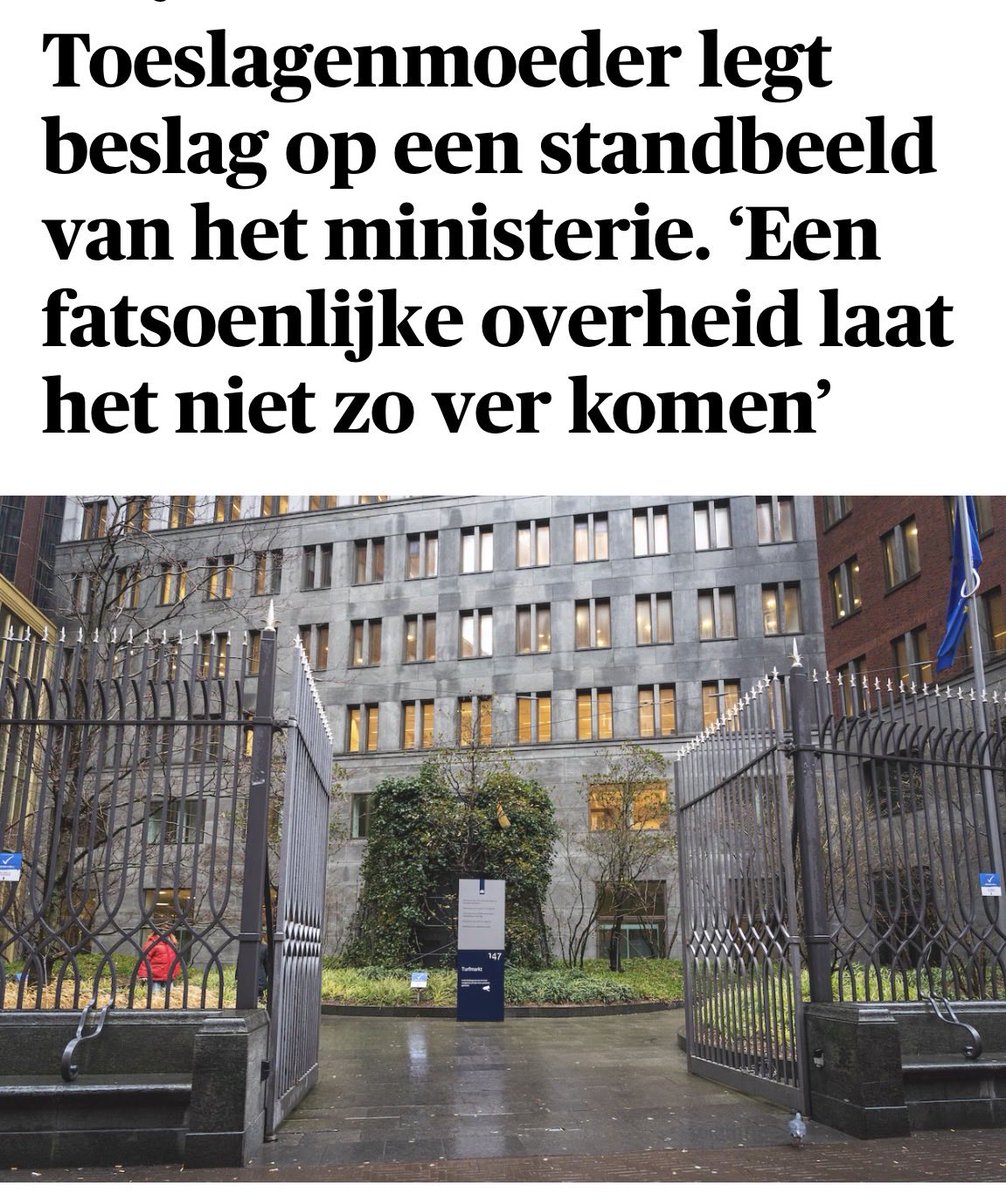 Een toeslagenouder heeft recht op een dwangsom van 15.000 euro. De overheid weigert te betalen, dus legt de vrouw beslag op een standbeeld uit de tuin van het ministerie (wat een heldin). En vervolgens start de landsadvocaat een zaak tégen deze vrouw. Ze verdient al onze steun.