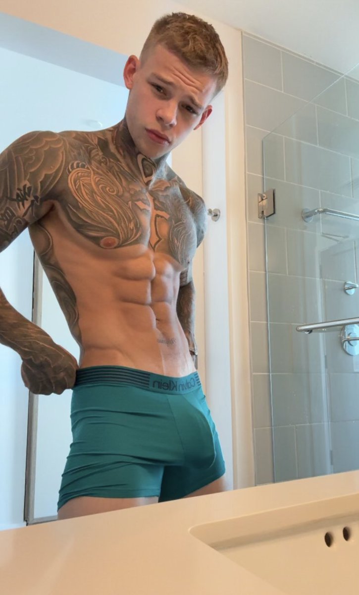 LiamzLift's tweet image. Be honest men... do you think i'm husband material? 🏳️‍🌈