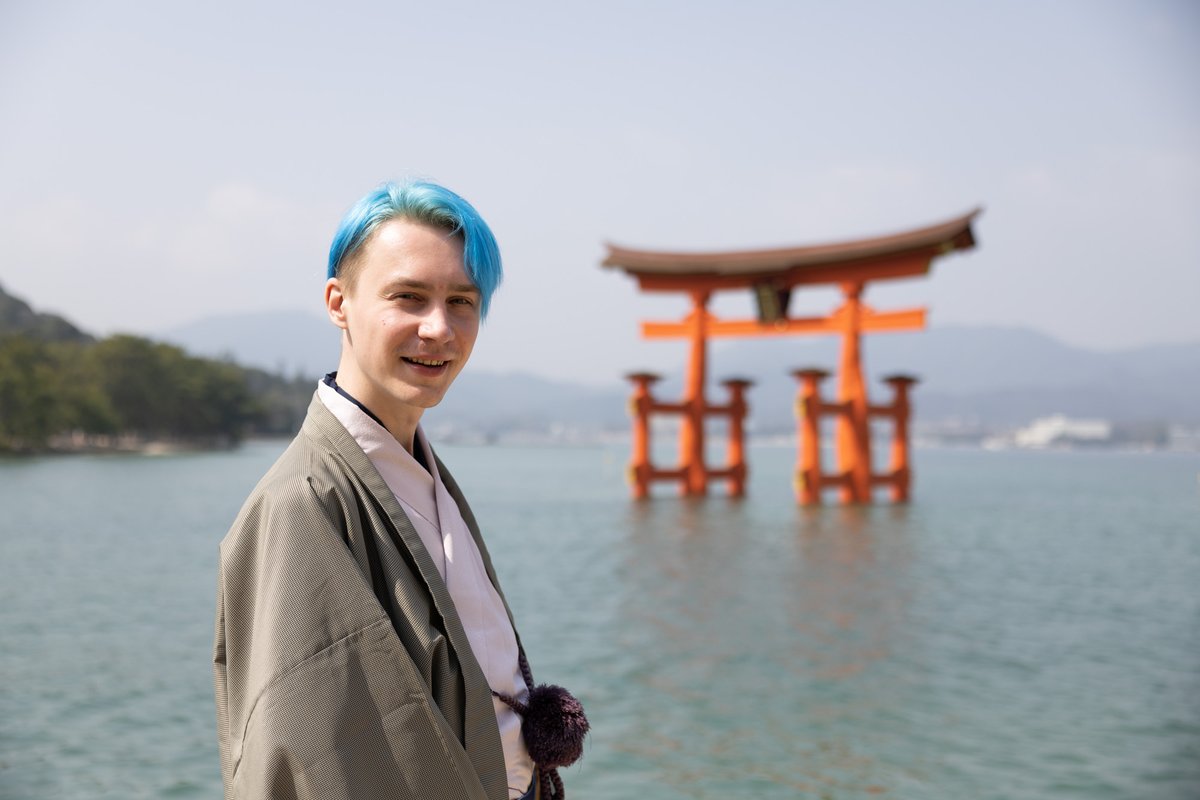 ArturGalata's tweet photo. 日本は『宗教に強制的な力が少ない』ところが素敵で、クリスマスを祝った1週間後には初詣に行くし、結婚式はチャペルでも神社でもやる。節分で鬼に豆を投げ、��レンタインにチョコを贈る。神道と仏教だけじゃなく、他の宗教の価値観を受け入れることができる。その寛容さが日本の素敵な一部と思う。 https://t.co/4Pjd9aUZsr